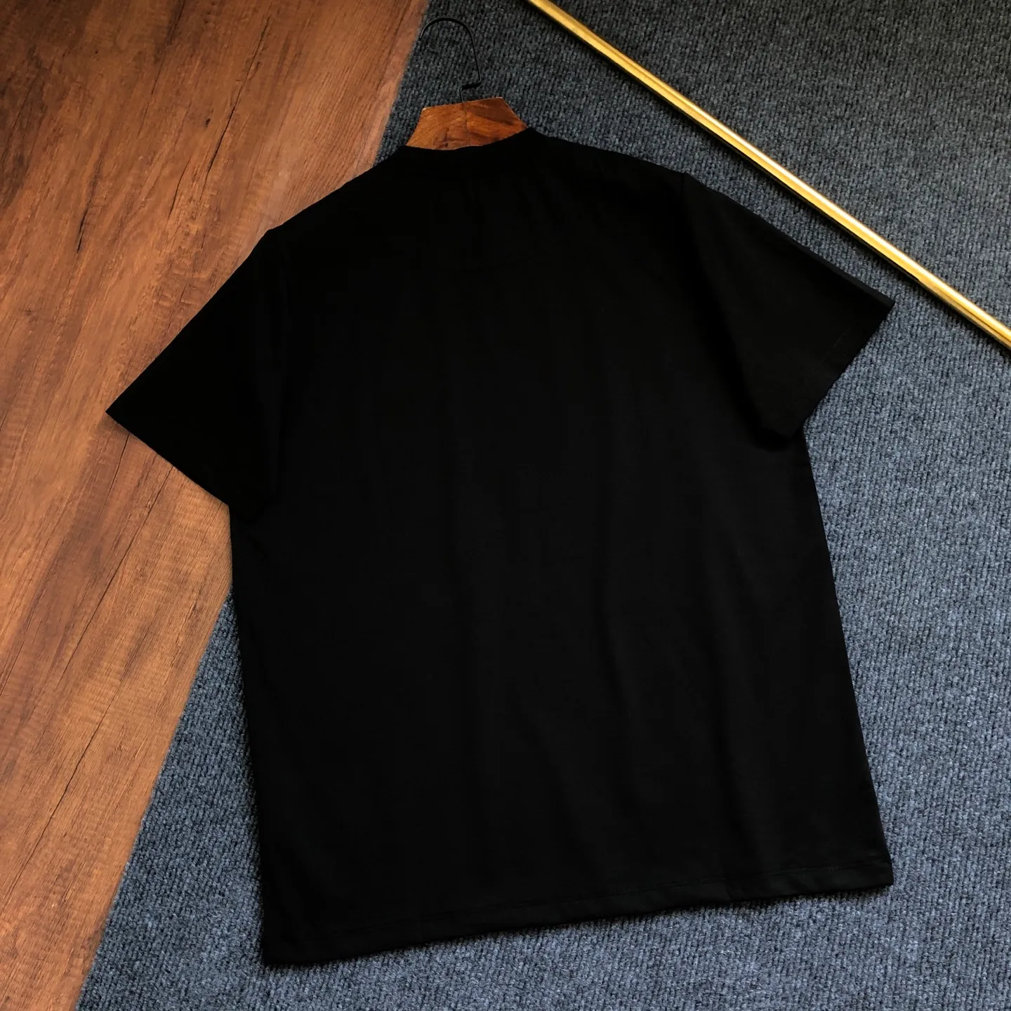 Saint Laurent 2026ss New Arrival logo T ⚠ ⚠ ⚠ Quality Same Style ， ， ， 210G Versatile Quality : Black White Size : S ～ XXL S : 104 69 41.5 17.5 M : 108 71 43 18 L : 112 73 44.5 18.5 XL : 116 75 46 19 XXL : 120 77 47.5 19.5